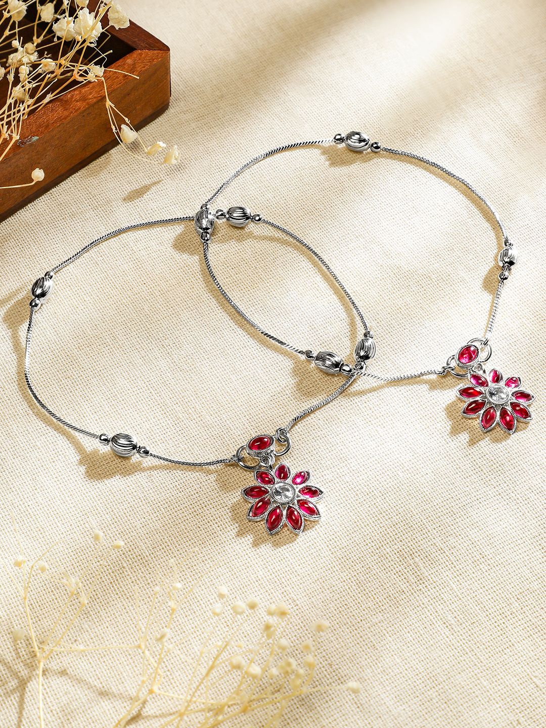 Rubans Set of 2 Oxidised Silver-Plated Ruby Pink & White Kundan Stone Floral Charm Anklet
Rubans Set of 2 Oxidised Silver-Plated Ruby Pink & White Kundan Stone Floral Charm Anklet