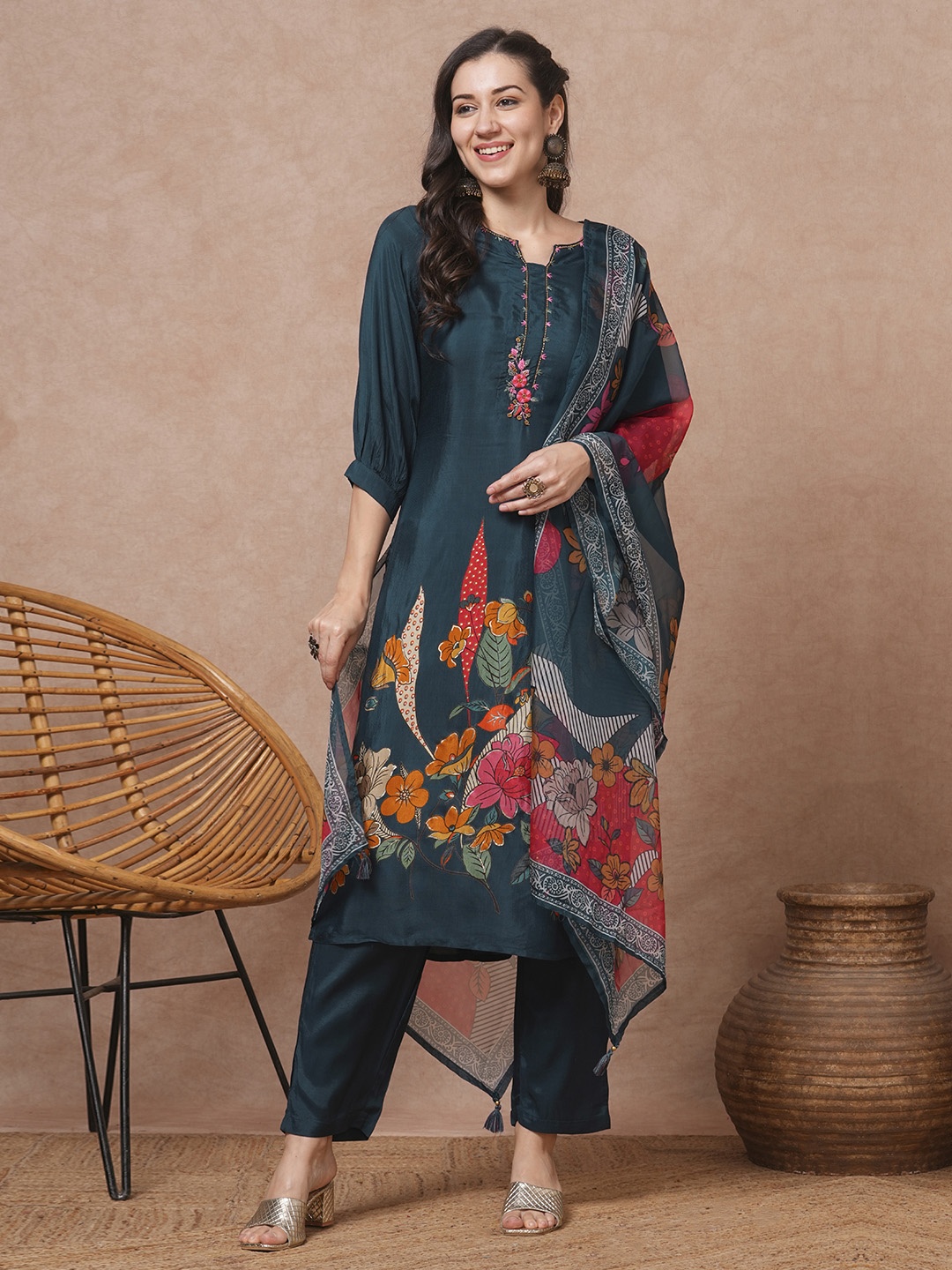 FASHOR Floral Printed Sequnnied Notch Neck Straight Kurta With Pant & Dupatta, Green
FASHOR Floral Printed Sequnnied Notch Neck Straight Kurta With Pant & Dupatta, Green