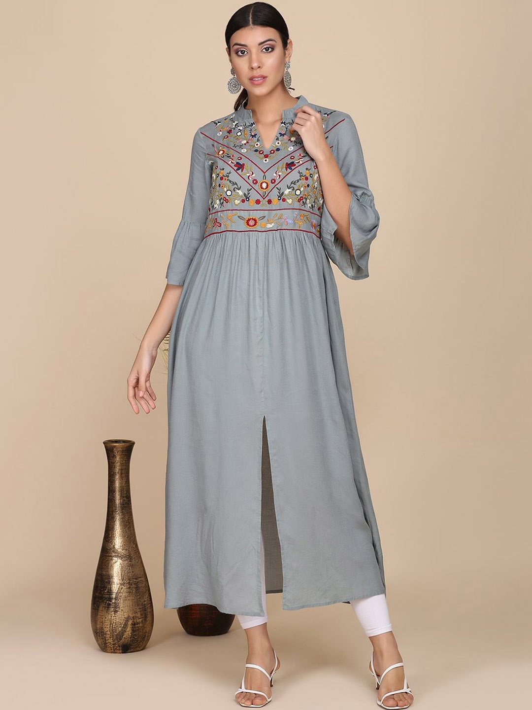 DIVASTRI Floral Yoke Design Three-Quarter Sleeves Thread Work Pure Cotton Straight Kurta, Grey
DIVASTRI Floral Yoke Design Three-Quarter Sleeves Thread Work Pure Cotton Straight Kurta, Grey