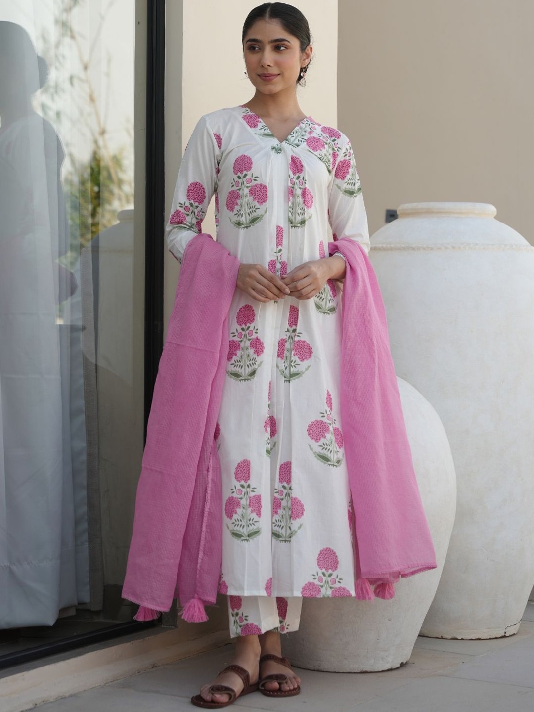 OneWe Hibiscus Floral Printed V-Neck Pure Cotton Kurta With Trousers & Dupatta, White
OneWe Hibiscus Floral Printed V-Neck Pure Cotton Kurta With Trousers & Dupatta, White