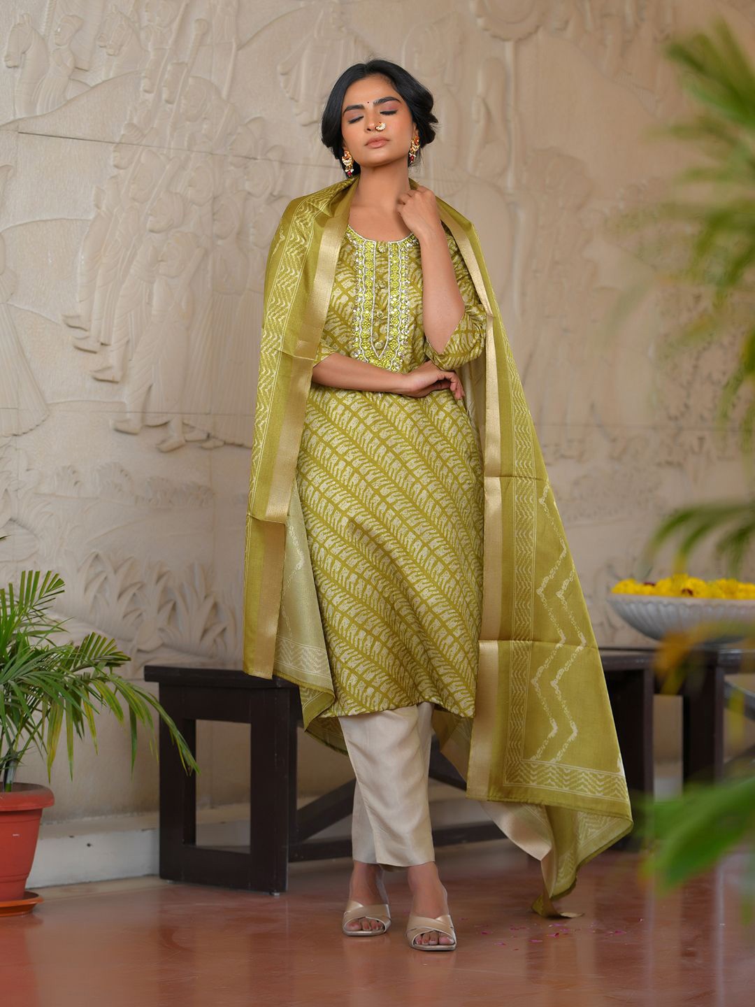 VAASVA JAIPUR Abstract Printed Mirror Work Pure Silk Straight Kurta With Trouser & Dupatta, Green
VAASVA JAIPUR Abstract Printed Mirror Work Pure Silk Straight Kurta With Trouser & Dupatta, Green
