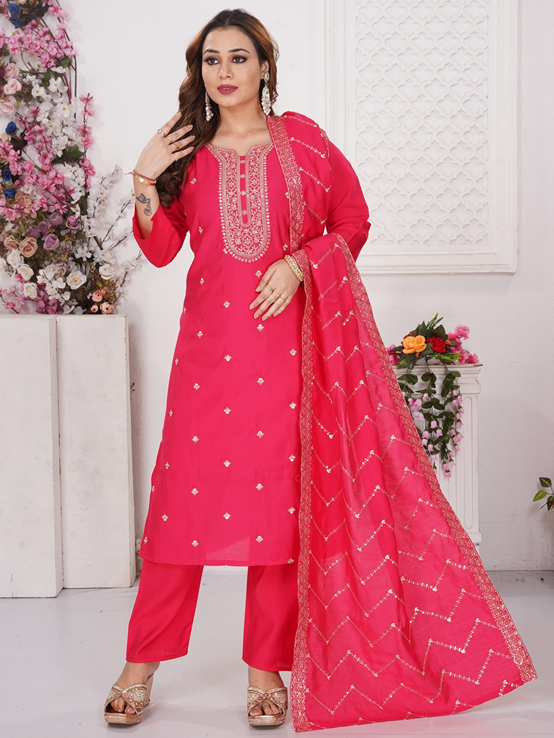 Maheesha Floral Embroidered Sequinned Notch Neck Straight Kurta With Trousers And Dupatta, Pink
Maheesha Floral Embroidered Sequinned Notch Neck Straight Kurta With Trousers And Dupatta, Pink