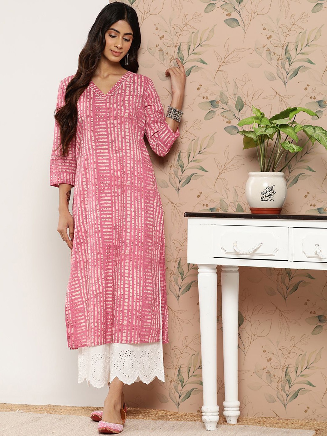 DIVASTRI Abstract Printed V-Neck Three-Quarter Sleeves Gotta Patti Pure Cotton Kurta, Pink
DIVASTRI Abstract Printed V-Neck Three-Quarter Sleeves Gotta Patti Pure Cotton Kurta, Pink