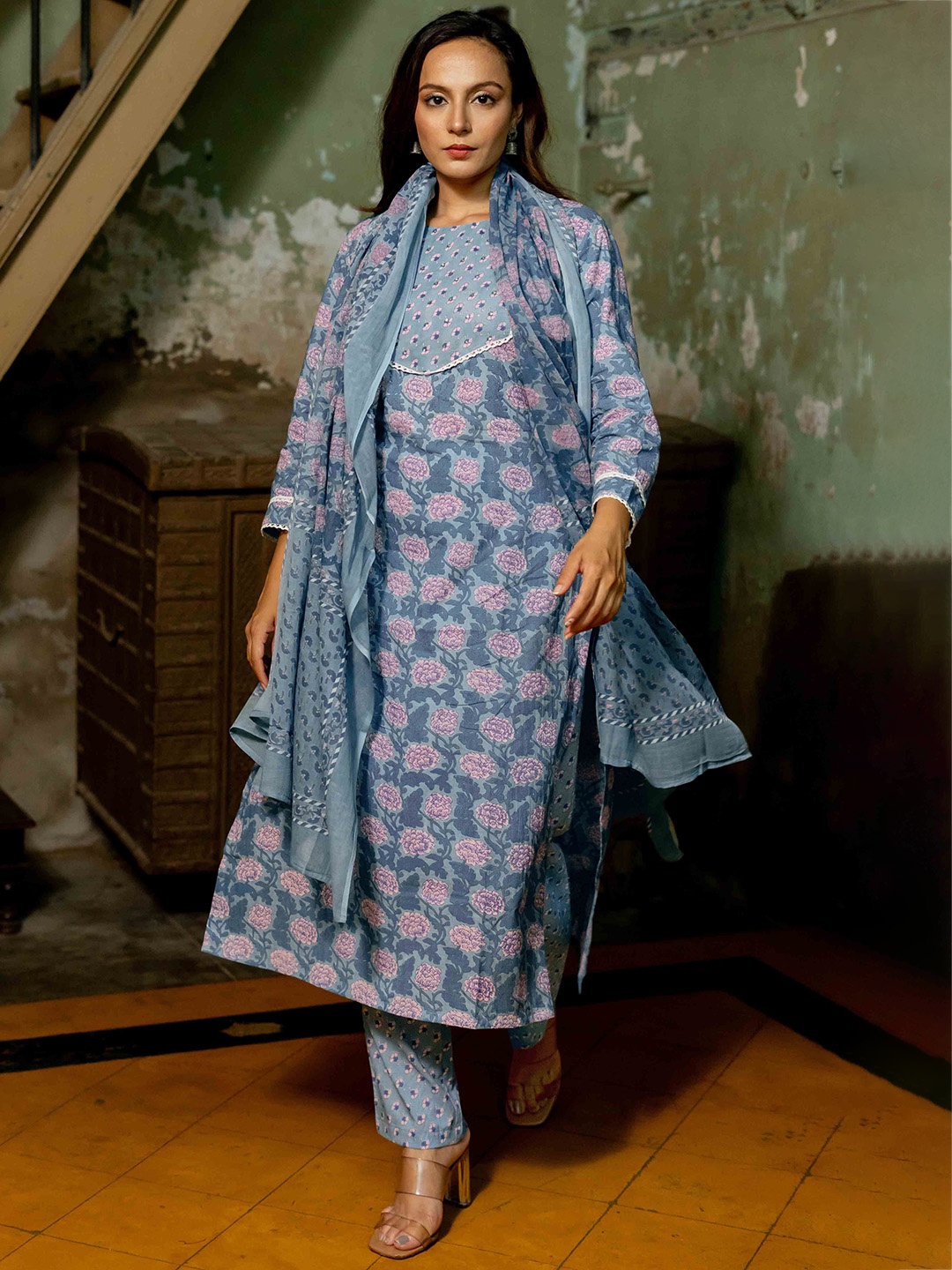 MIRCHI FASHION Floral Printed Sequinned Pure Cotton Kurta With Trousers & Dupatta, Grey
MIRCHI FASHION Floral Printed Sequinned Pure Cotton Kurta With Trousers & Dupatta, Grey