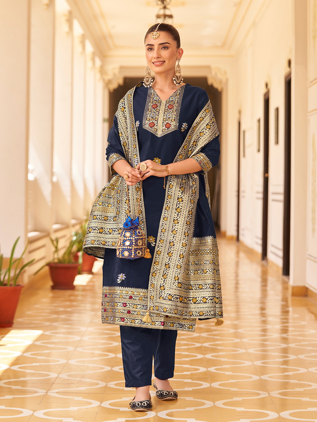 DIVASTRI Floral Woven Design V-Neck Straight Kurta With Trousers & Dupatta, Navy blue
DIVASTRI Floral Woven Design V-Neck Straight Kurta With Trousers & Dupatta, Navy blue
