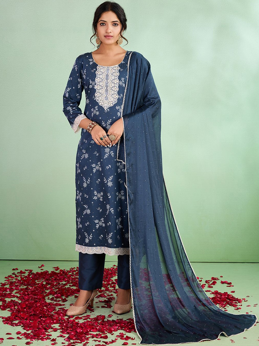SUAAC Ethnic Motifs Embroidered Thread Work Straight Kurta With Trousers And Dupatta, Navy blue
SUAAC Ethnic Motifs Embroidered Thread Work Straight Kurta With Trousers And Dupatta, Navy blue