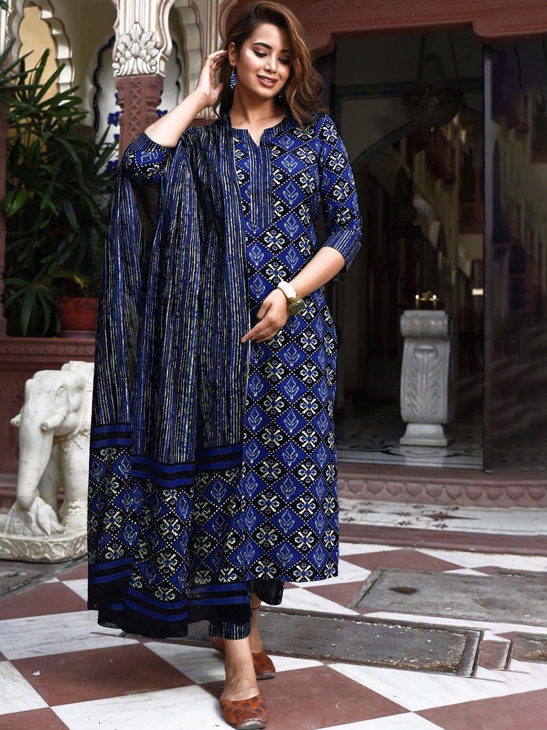 Moda Rapido Floral Printed Notch Neck Straight Kurta With Trousers & Dupatta, Blue
Moda Rapido Floral Printed Notch Neck Straight Kurta With Trousers & Dupatta, Blue