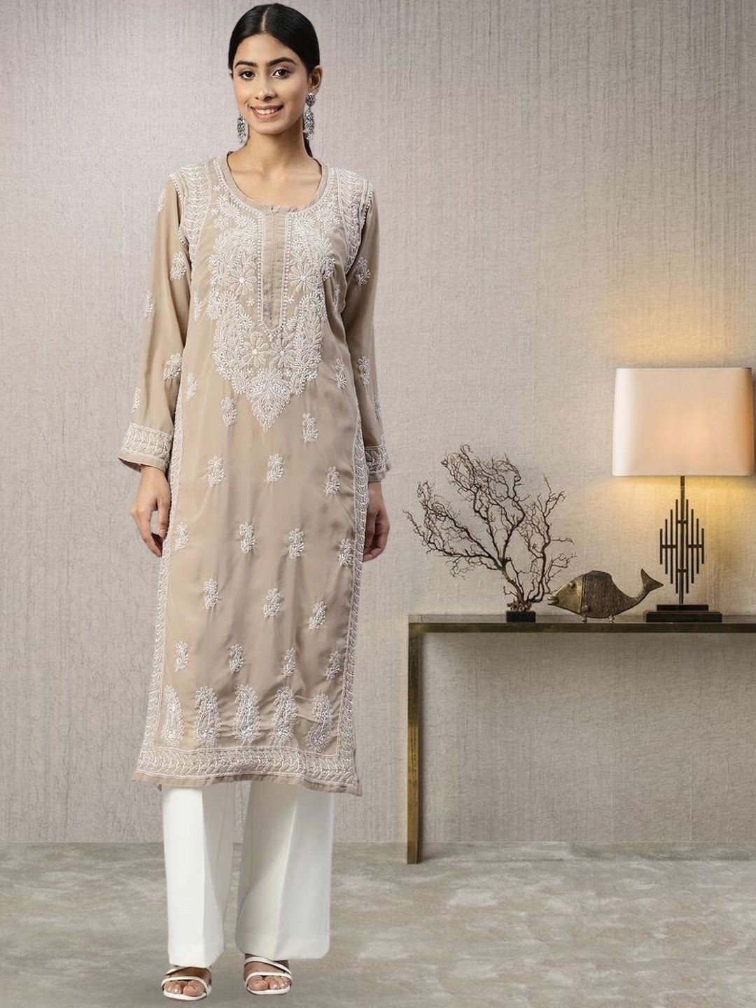 PARAMOUNT CHIKAN Floral Embroidered Lucknowi Chikankari Georgette Straight Kurta, Brown
PARAMOUNT CHIKAN Floral Embroidered Lucknowi Chikankari Georgette Straight Kurta, Brown