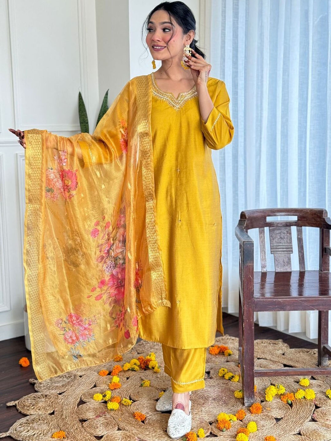 Anara Floral Embroidered Notch Neck Sequinned Straight Kurta With Trousers & Dupatta, Yellow
Anara Floral Embroidered Notch Neck Sequinned Straight Kurta With Trousers & Dupatta, Yellow