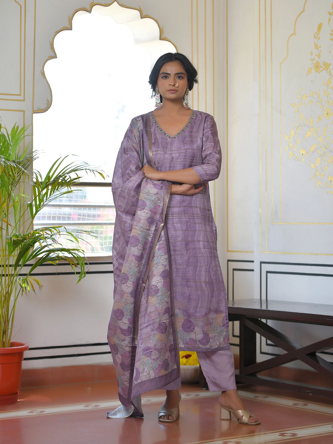 VAASVA JAIPUR Floral Printed V-Neck Beads & Stones Pure Silk Kurta With Trouser & Dupatta, Purple
VAASVA JAIPUR Floral Printed V-Neck Beads & Stones Pure Silk Kurta With Trouser & Dupatta, Purple