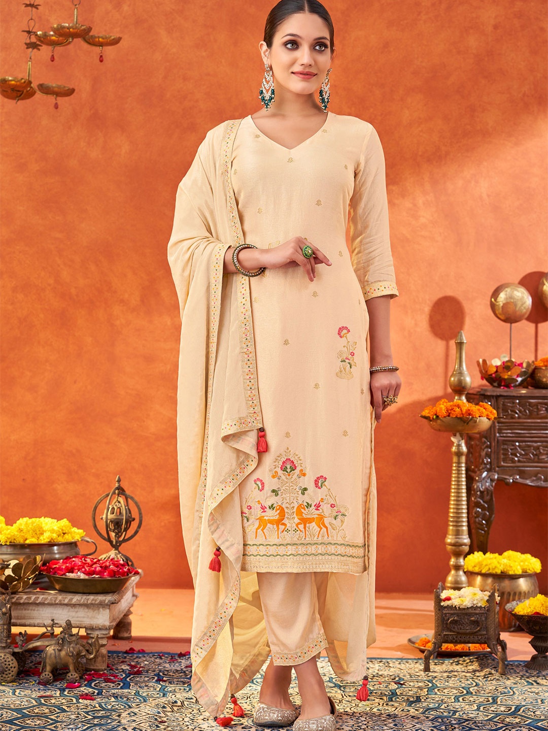 DIVASTRI Ethnic Motifs Embroidered V-Neck Jacquard Straight Kurta With Trousers & Dupatta, Cream
DIVASTRI Ethnic Motifs Embroidered V-Neck Jacquard Straight Kurta With Trousers & Dupatta, Cream