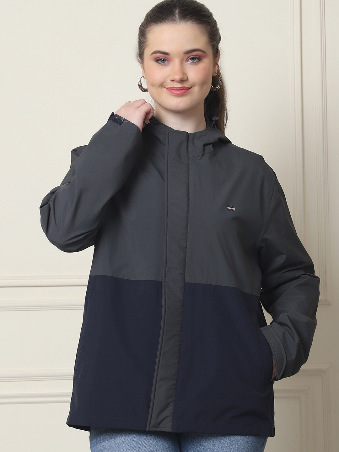 HOUSE OF VEDAS Women Colourblocked Windcheater and Water Resistant Outdoor Sporty Jacket, Grey
HOUSE OF VEDAS Women Colourblocked Windcheater and Water Resistant Outdoor Sporty Jacket, Grey
