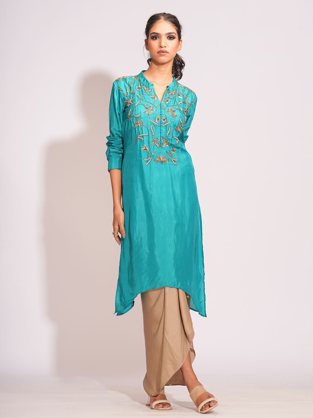 Shruti S Floral Yoke Design Mandarin Collar Pure Silk Straight kurta With Drape Skirt, Blue
Shruti S Floral Yoke Design Mandarin Collar Pure Silk Straight kurta With Drape Skirt, Blue