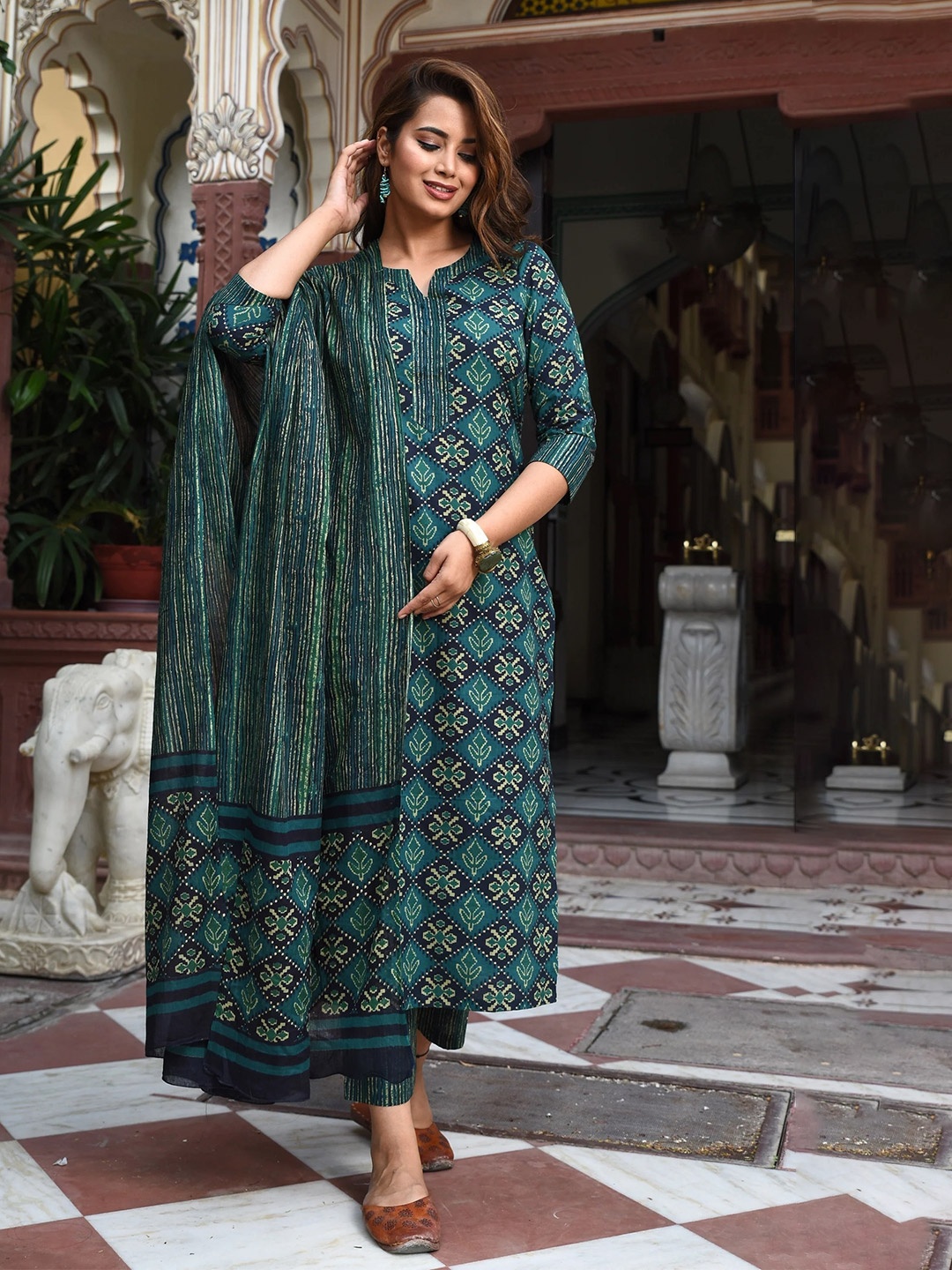 DIVASTRI Floral Printed Notch Neck Straight Kurta With Trouser And Dupatta, Navy blue
DIVASTRI Floral Printed Notch Neck Straight Kurta With Trouser And Dupatta, Navy blue