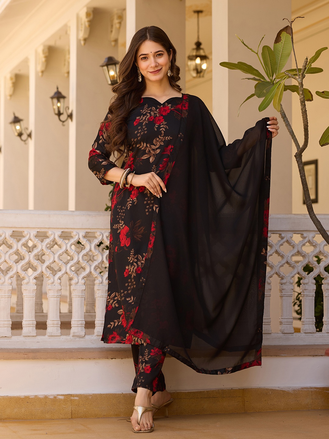 KALINI Floral Printed Sweetheart Neck Straight Kurta With Trousers And Dupatta, Black
KALINI Floral Printed Sweetheart Neck Straight Kurta With Trousers And Dupatta, Black