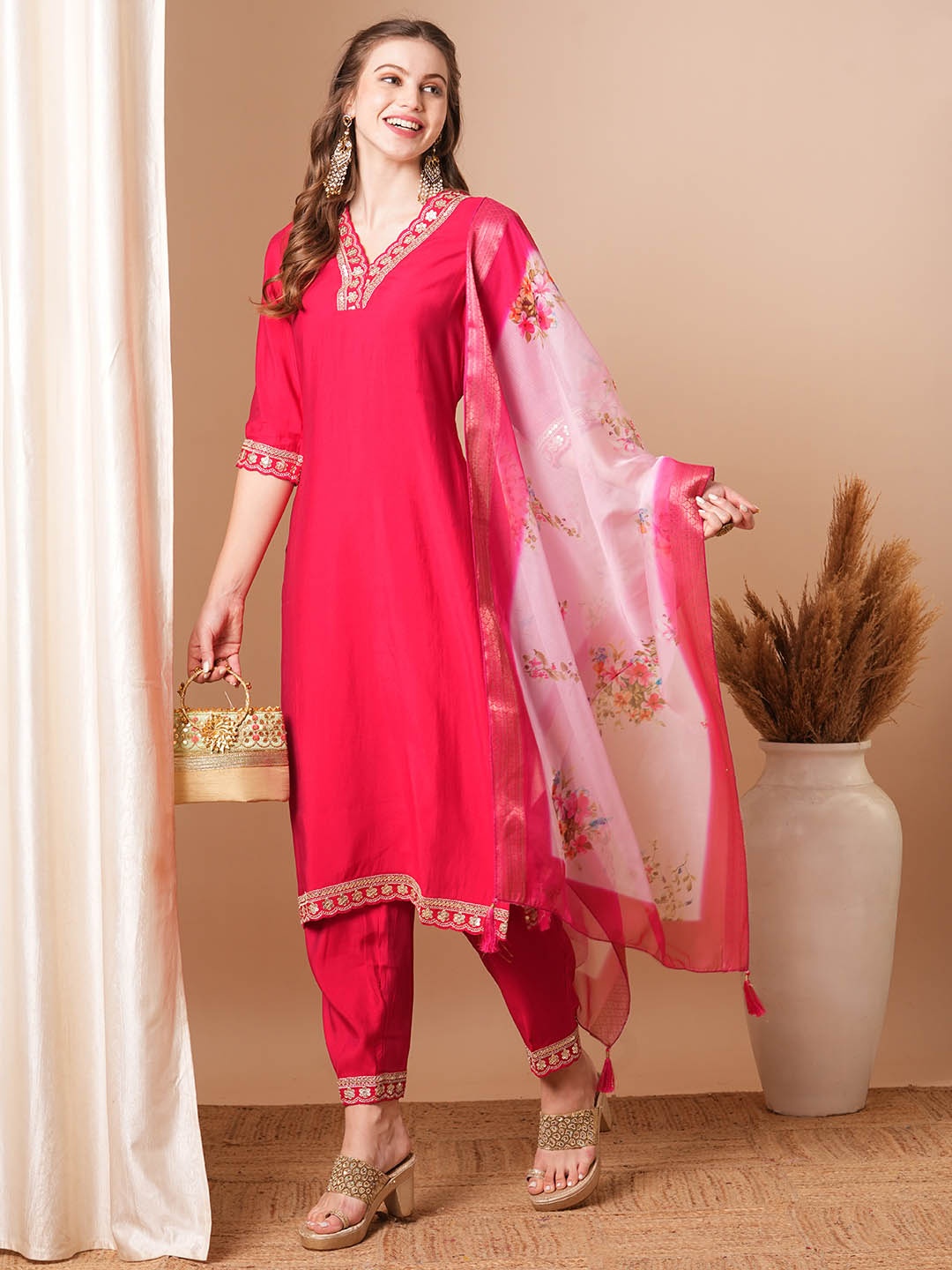 FASHOR Floral Embroidered Sequinnd V-Neck Straight Kurta With Trousers & Dupatta, Red
FASHOR Floral Embroidered Sequinnd V-Neck Straight Kurta With Trousers & Dupatta, Red