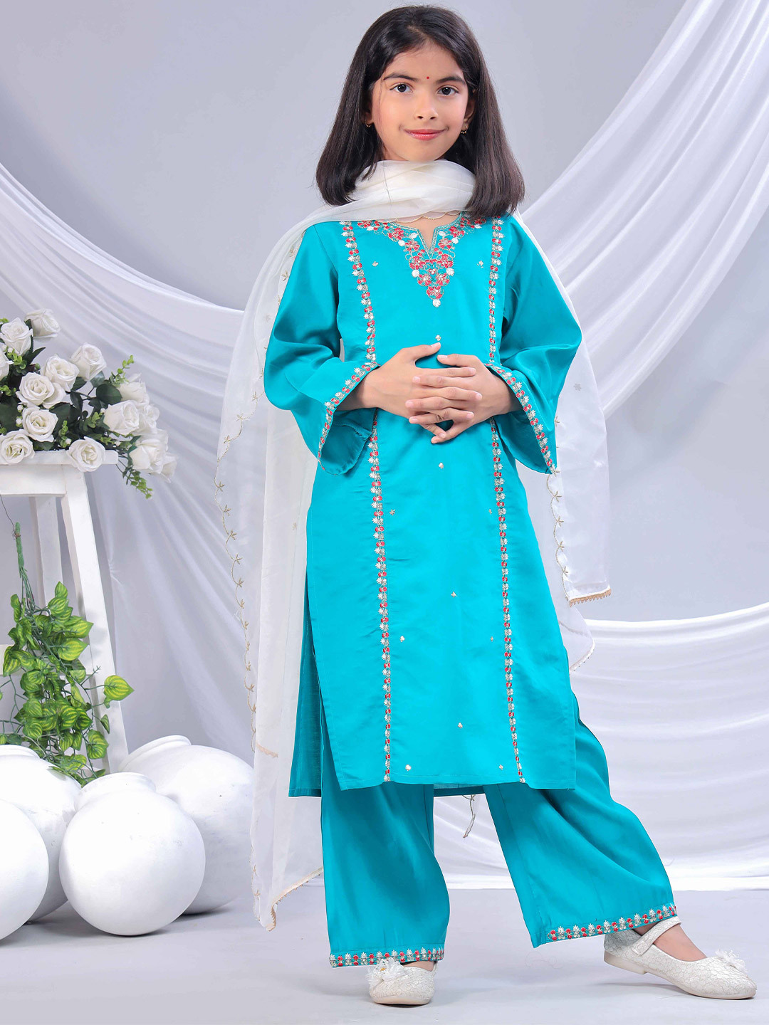 misbis Girls Floral Embroidered Notch Neck Panelled Straight Kurta With Palazzos & Dupatta, Sea green
misbis Girls Floral Embroidered Notch Neck Panelled Straight Kurta With Palazzos & Dupatta, Sea green
