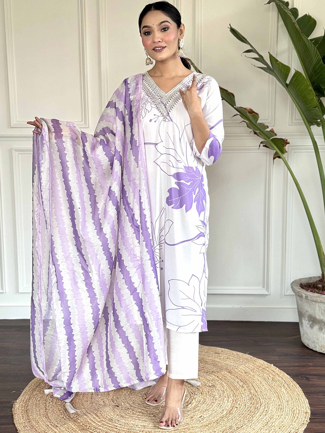4 season Floral Printed Thread Work V-Neck Straight Kurta With Trousers & Dupatta, White
4 season Floral Printed Thread Work V-Neck Straight Kurta With Trousers & Dupatta, White