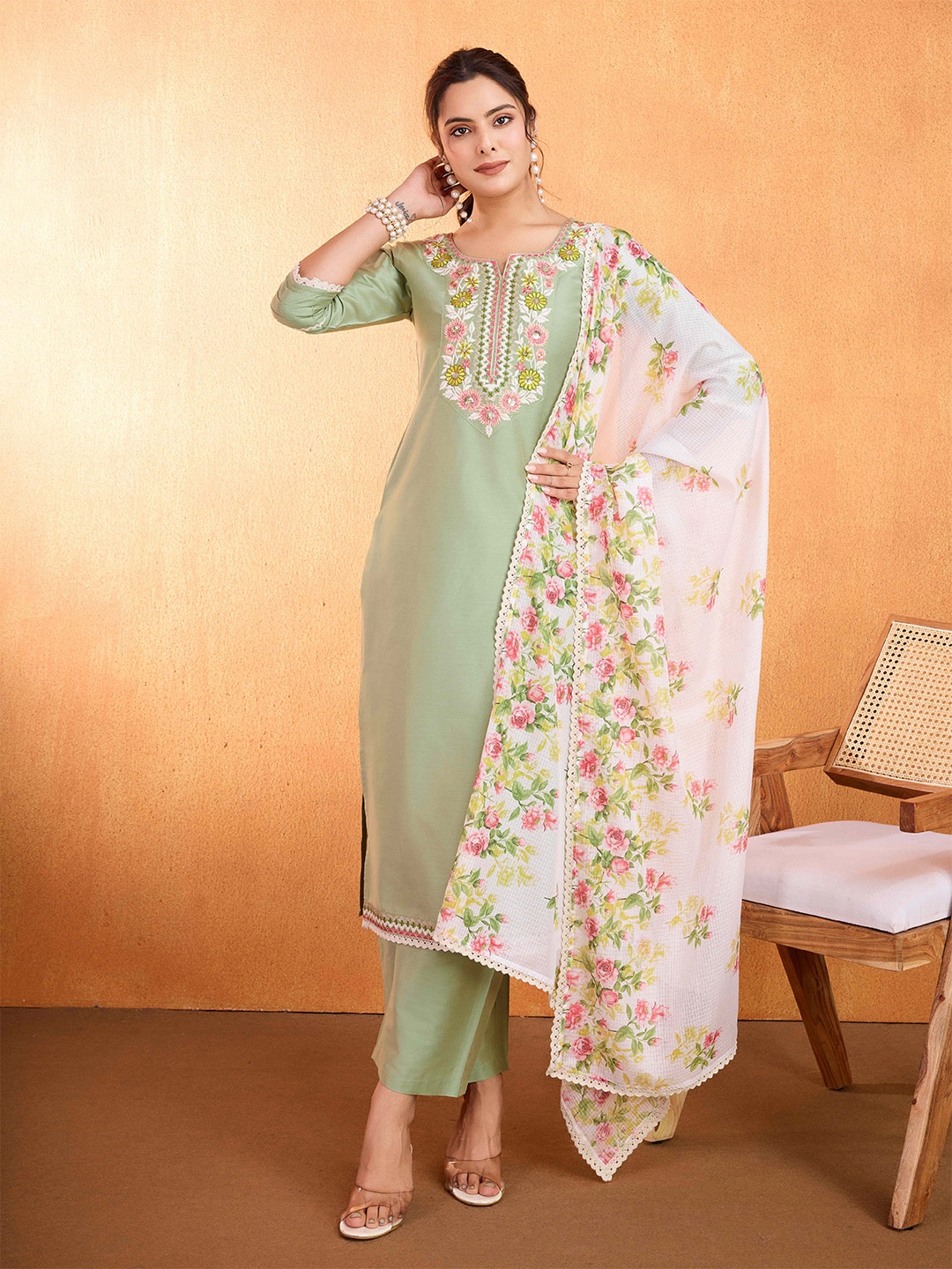 SUAAC Floral Embroidered Thread Work Straight Kurta With Trousers And Dupatta, Green
SUAAC Floral Embroidered Thread Work Straight Kurta With Trousers And Dupatta, Green