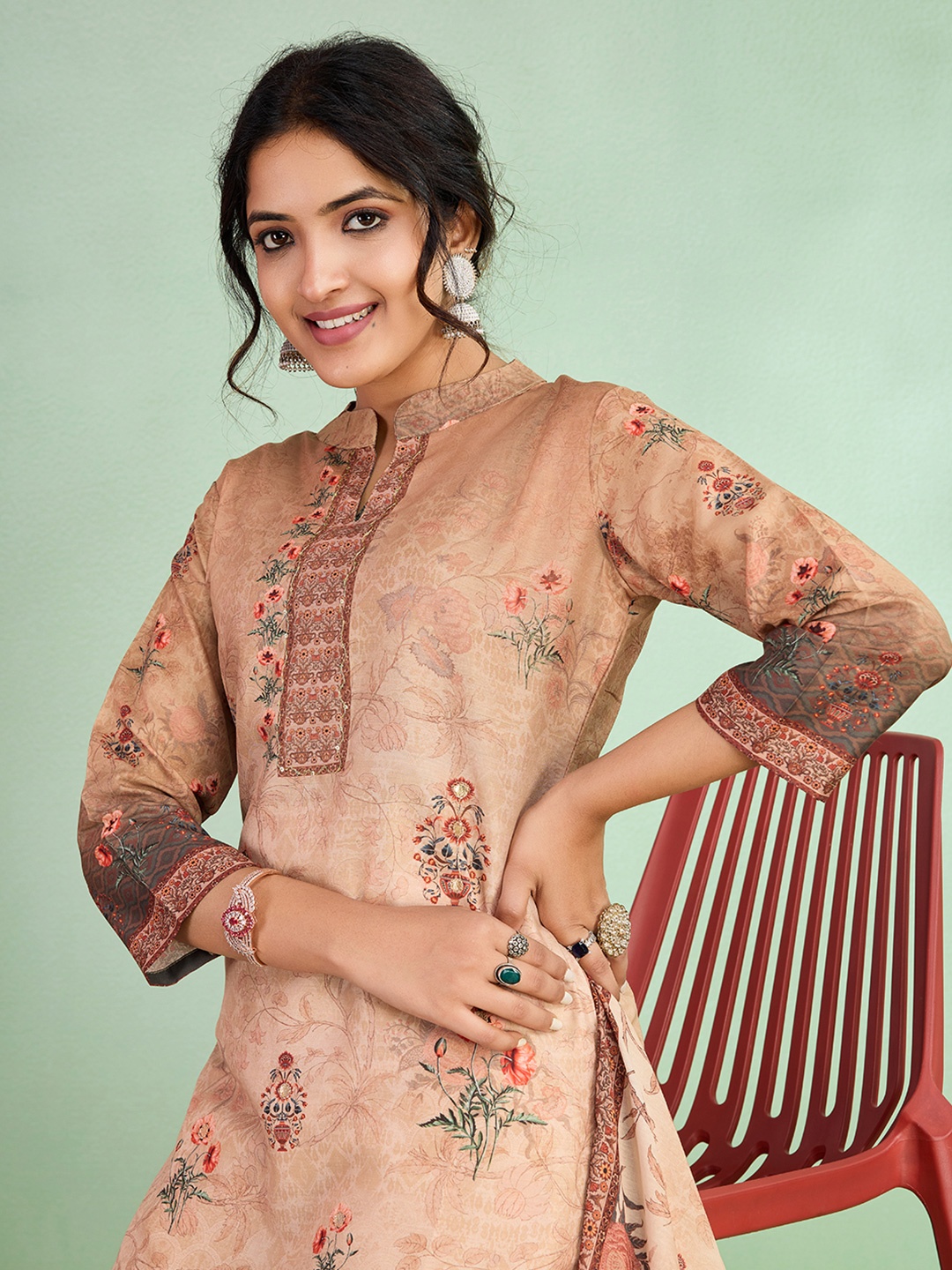 SUAAC Floral Printed Mandarin Collar Sequinned Straight Kurta With Trousers & Dupatta, Beige
SUAAC Floral Printed Mandarin Collar Sequinned Straight Kurta With Trousers & Dupatta, Beige