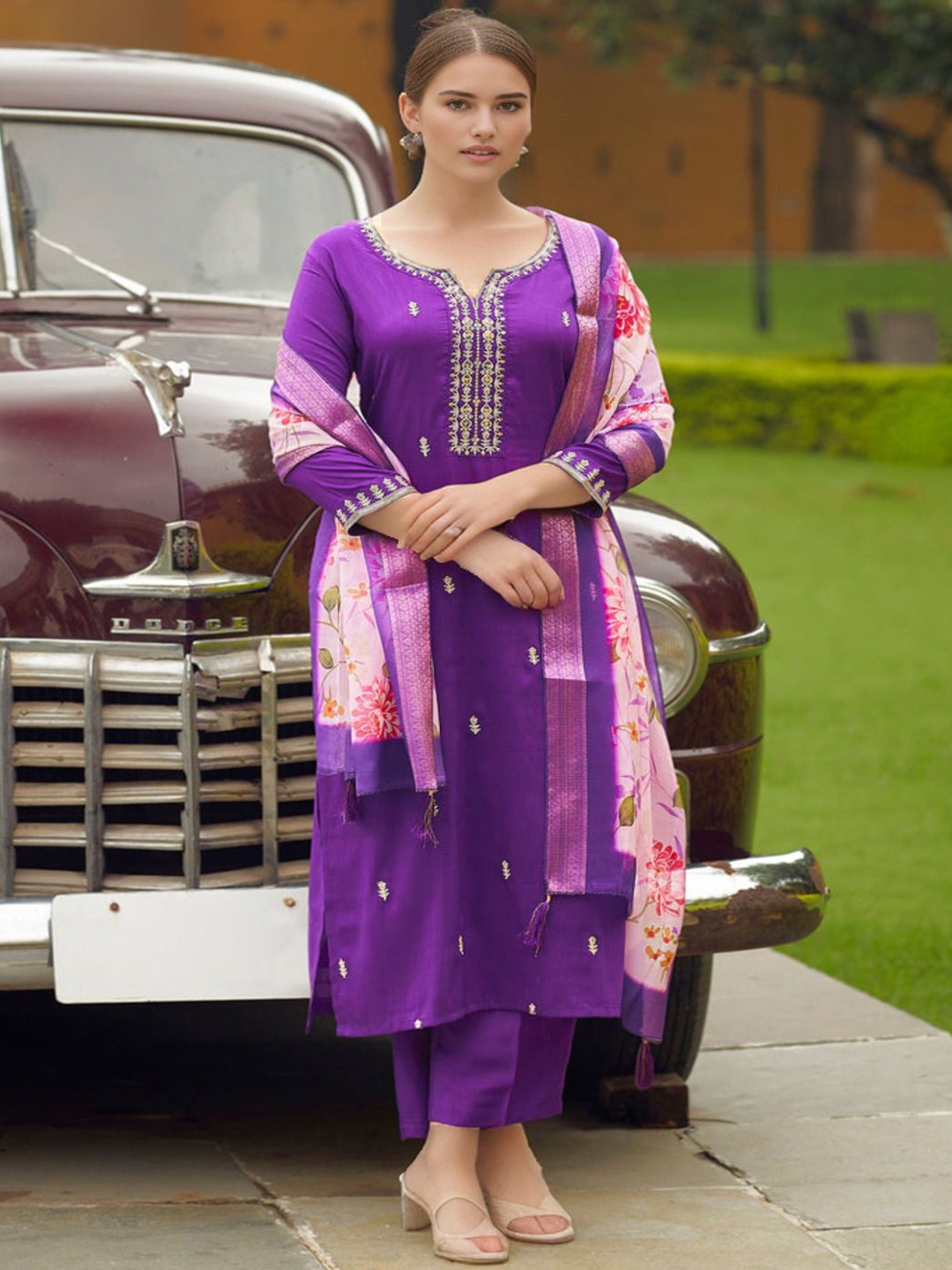 BLACK SCISSOR Floral Embroidered Notch Neck Chanderi Silk Kurta With Trousers & Dupatta, Purple
BLACK SCISSOR Floral Embroidered Notch Neck Chanderi Silk Kurta With Trousers & Dupatta, Purple