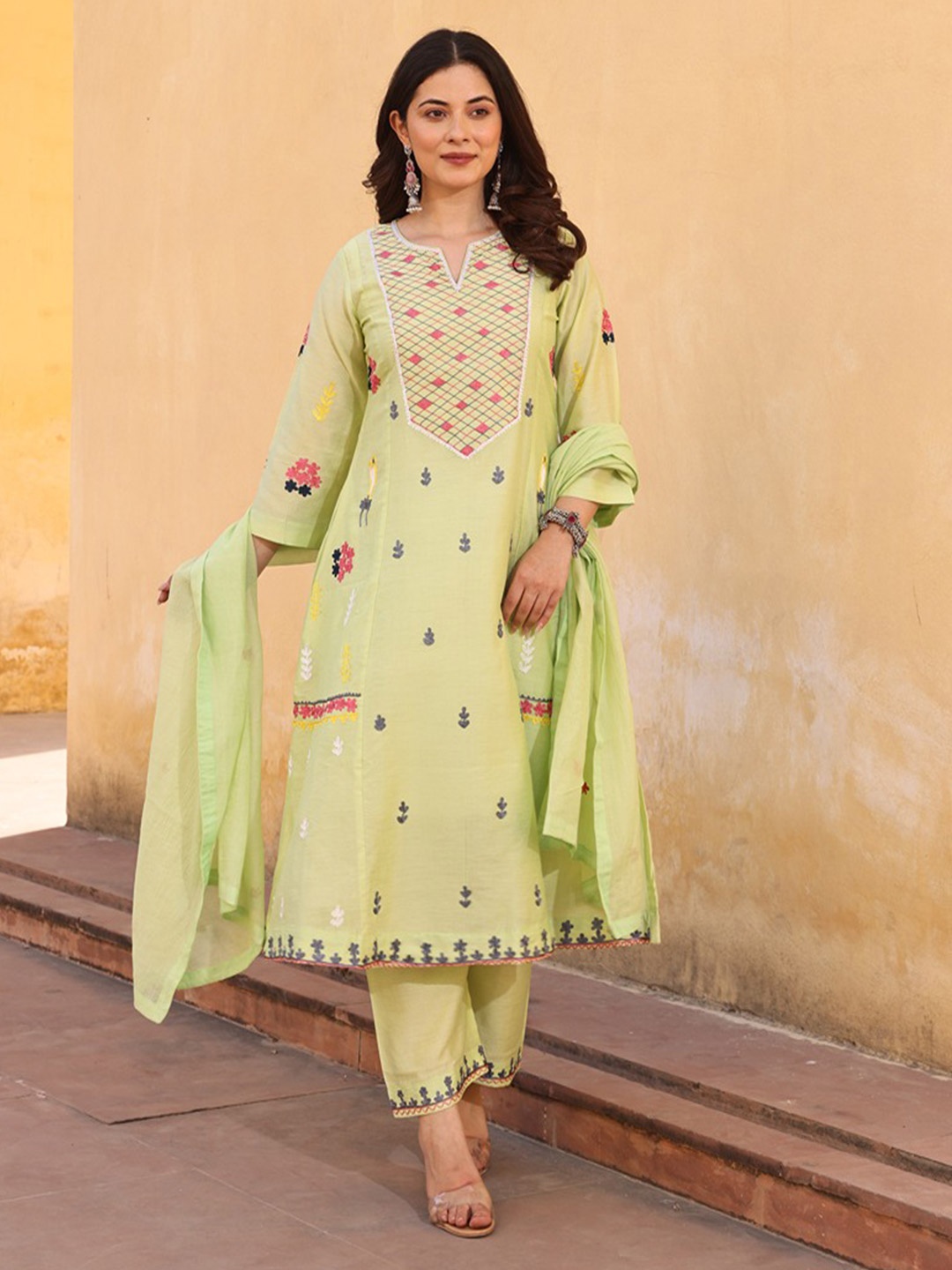 ASRUMO Women Floral Printed Regular Thread Work Kurta with Trousers & With Dupatta, Green
ASRUMO Women Floral Printed Regular Thread Work Kurta with Trousers & With Dupatta, Green