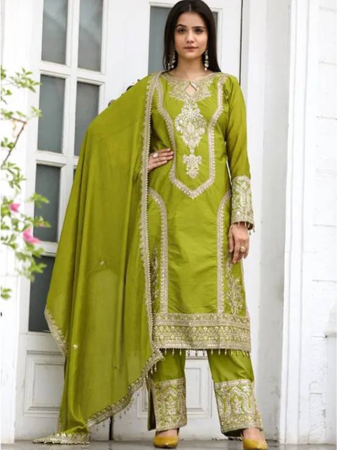 AKSHARAM Floral Embroidered Sequinned Keyhole Neck Straight Kurta With Trousers & Dupatta, Green
AKSHARAM Floral Embroidered Sequinned Keyhole Neck Straight Kurta With Trousers & Dupatta, Green