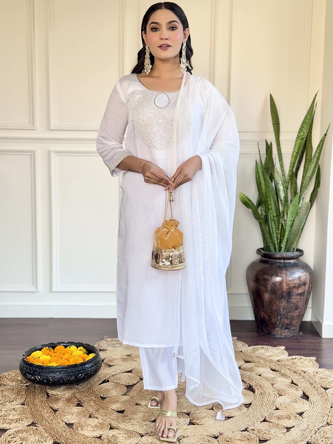 4 season Floral Embroidered Sequinned Chanderi Silk Straight Kurta With Trousers & Dupatta, White
4 season Floral Embroidered Sequinned Chanderi Silk Straight Kurta With Trousers & Dupatta, White