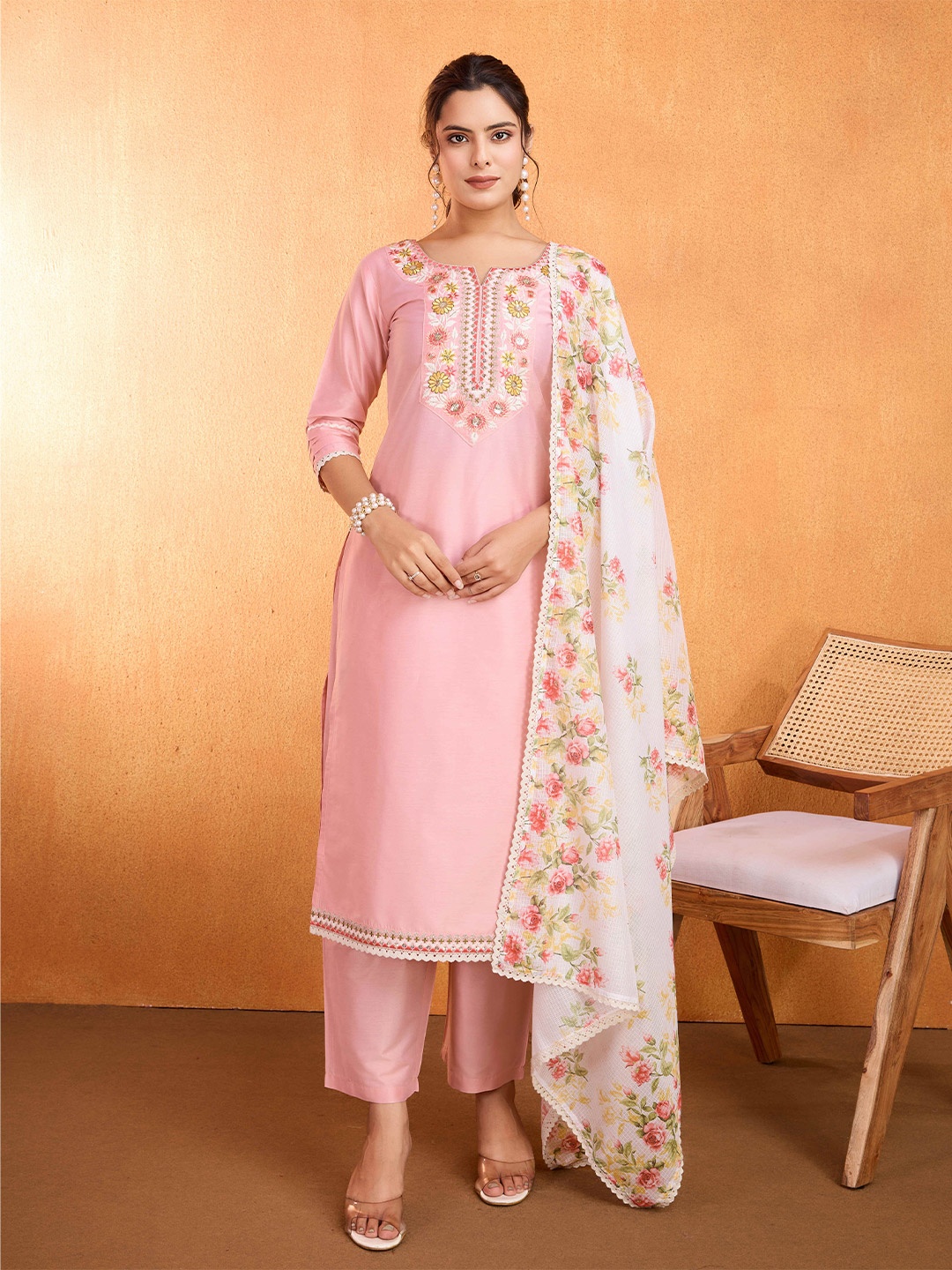 SUAAC Floral Embroidered Notch Neck Sequinned Straight Kurta With Trousers & Dupatta, Pink
SUAAC Floral Embroidered Notch Neck Sequinned Straight Kurta With Trousers & Dupatta, Pink