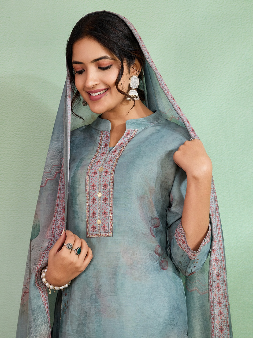 SUAAC Floral Printed Mandarin Collar Straight Kurta With Trousers And Dupatta, Grey
SUAAC Floral Printed Mandarin Collar Straight Kurta With Trousers And Dupatta, Grey