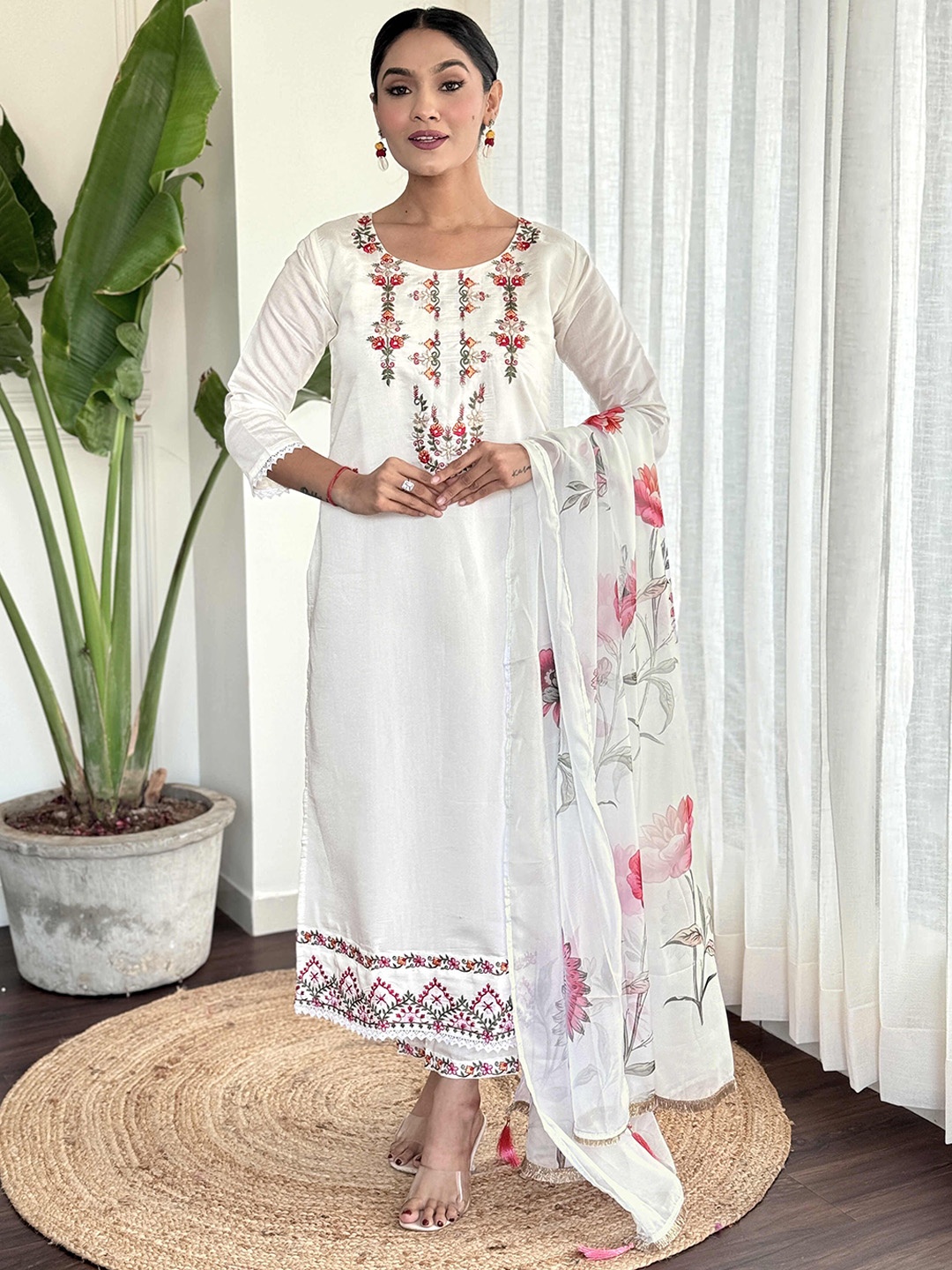 4 season Floral Embroidered Thread Chanderi Silk Straight Kurta With Trousers & Dupatta, White
4 season Floral Embroidered Thread Chanderi Silk Straight Kurta With Trousers & Dupatta, White