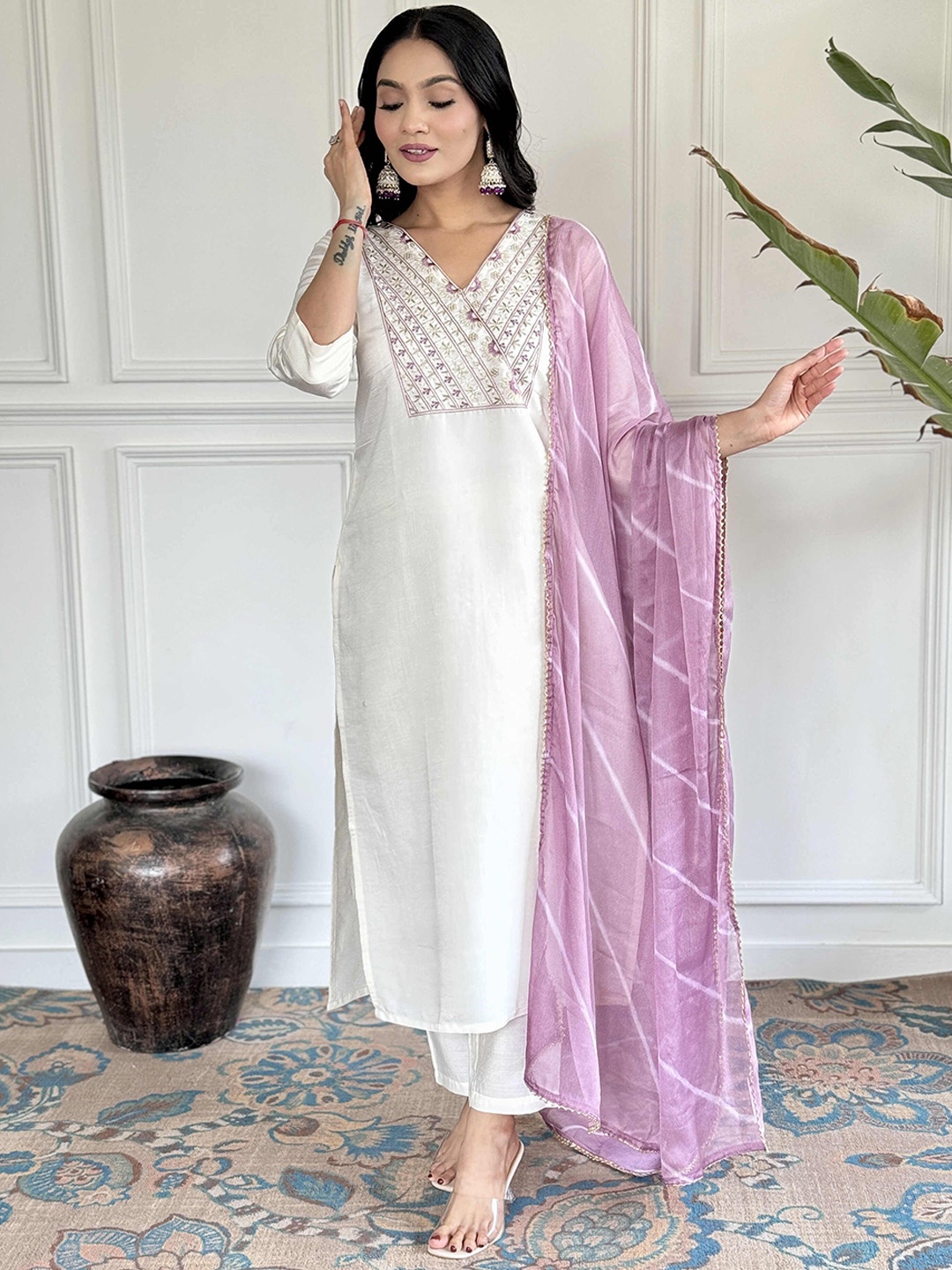 4 season Floral Embroidered Thread Chanderi Silk Straight Kurta With Trousers & Dupatta, White
4 season Floral Embroidered Thread Chanderi Silk Straight Kurta With Trousers & Dupatta, White