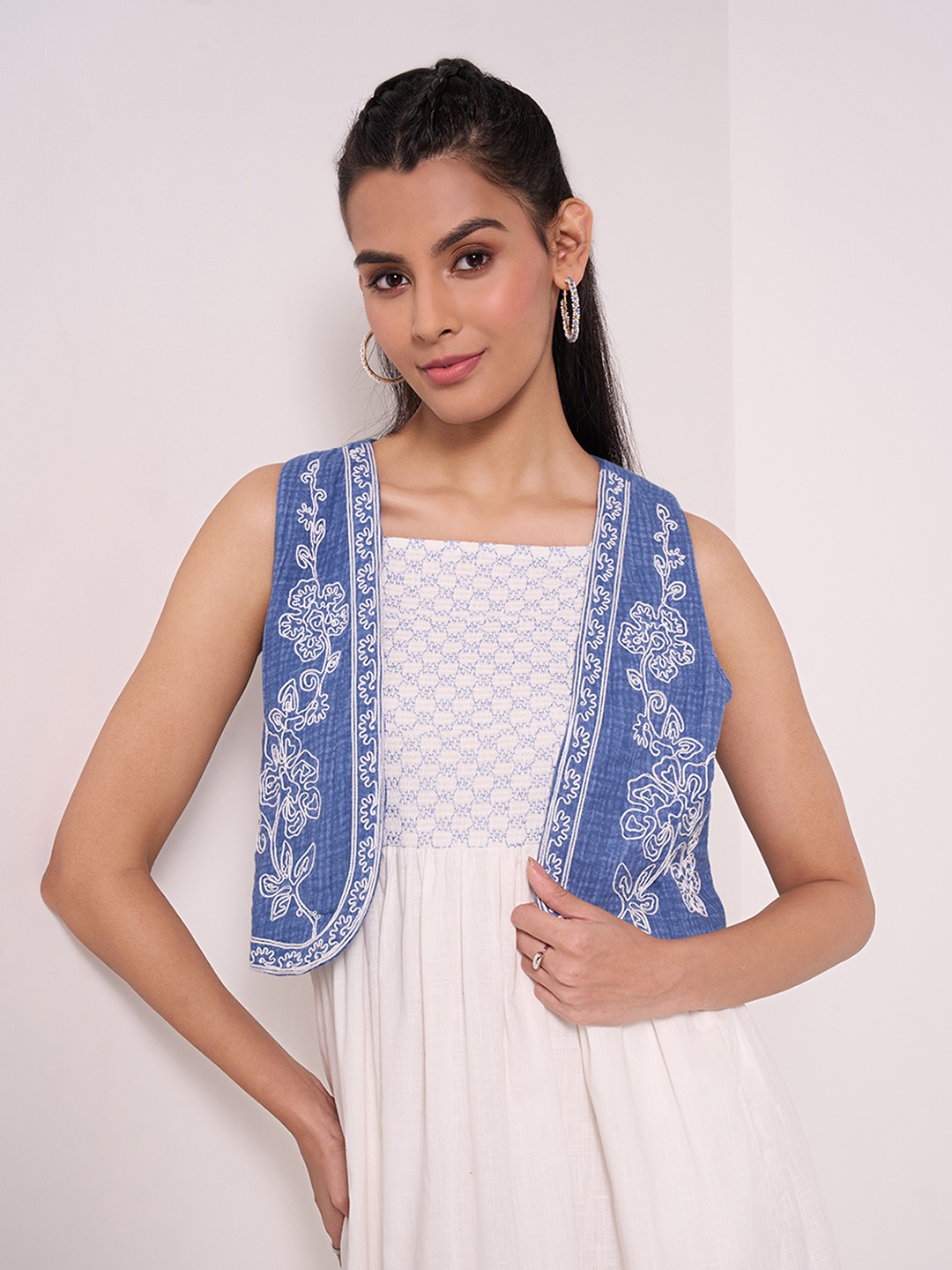 AKKRITI BY PANTALOONS Women Floral Crop Open Front Jacket with Embroidered, Blue
AKKRITI BY PANTALOONS Women Floral Crop Open Front Jacket with Embroidered, Blue