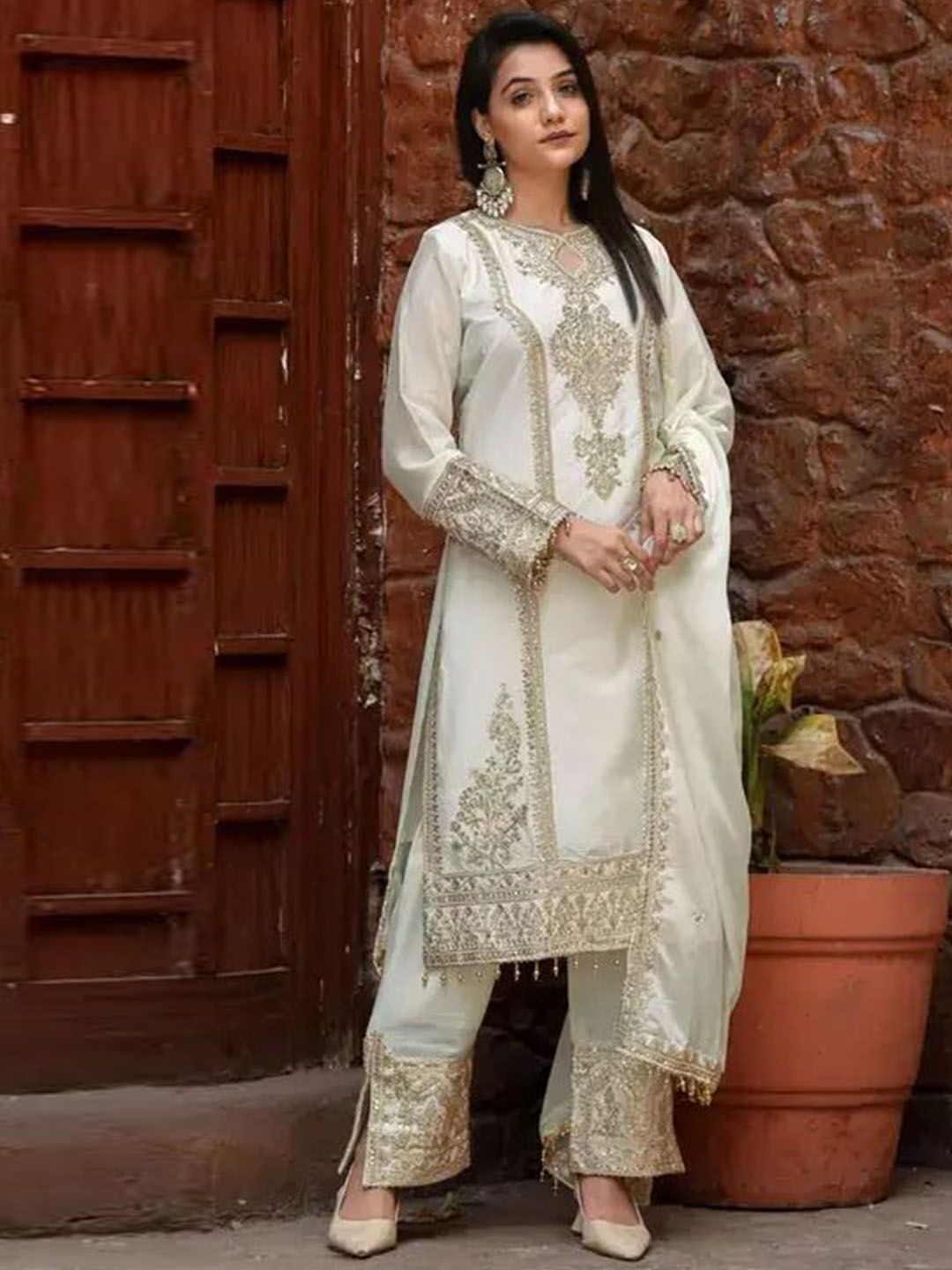 AKSHARAM Floral Sequinned Embroidered Keyhole Neck Kurta With Trousers & Dupatta, White
AKSHARAM Floral Sequinned Embroidered Keyhole Neck Kurta With Trousers & Dupatta, White
