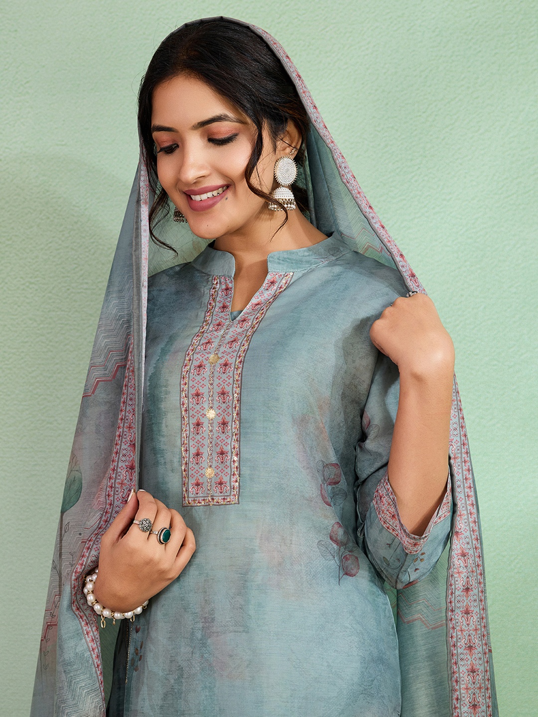 SUAAC Floral Printed Mandarin Collar Thread Work Kurta With Trousers & Dupatta, Grey
SUAAC Floral Printed Mandarin Collar Thread Work Kurta With Trousers & Dupatta, Grey