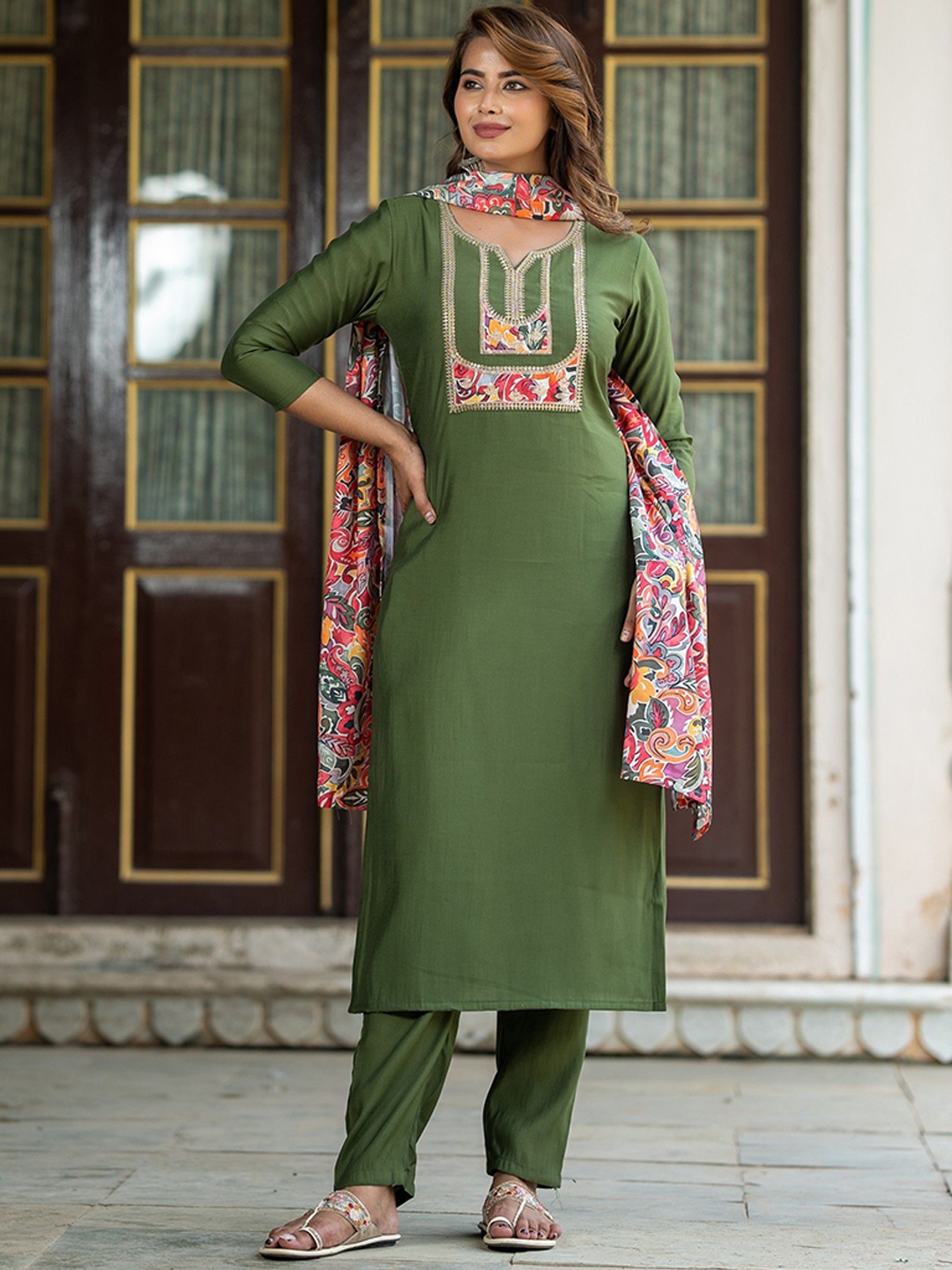 ASPORA Women Paisley Embroidered Regular Sequinned Chanderi Silk Kurta with Trousers & With Dupatta, Green
ASPORA Women Paisley Embroidered Regular Sequinned Chanderi Silk Kurta with Trousers & With Dupatta, Green