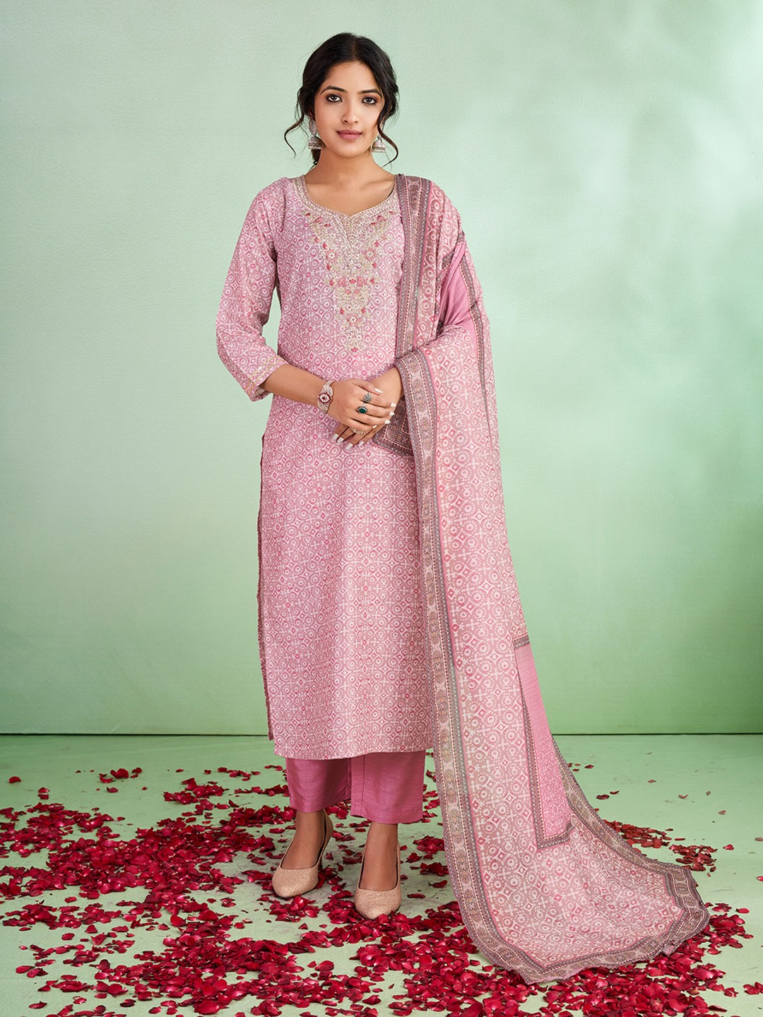 SUAAC Plus Size Floral Printed Sweetheart Neck Zari Straight Kurta With Trouser & Dupatta, Pink
SUAAC Plus Size Floral Printed Sweetheart Neck Zari Straight Kurta With Trouser & Dupatta, Pink