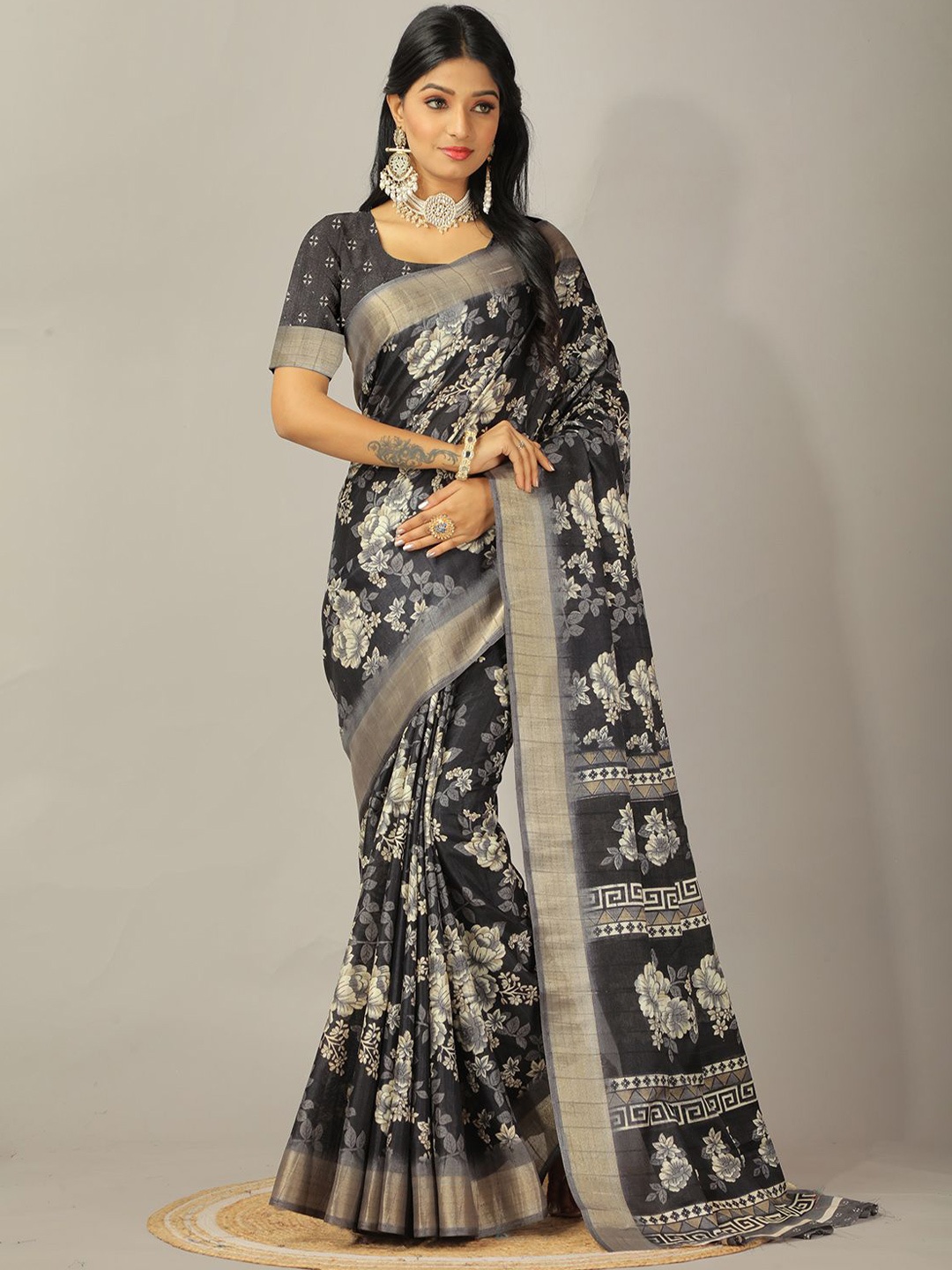 VIRENDRA TEXTILES Floral Printed Pure Crepe Saree With Unstitched Blosue Piece, Grey
VIRENDRA TEXTILES Floral Printed Pure Crepe Saree With Unstitched Blosue Piece, Grey