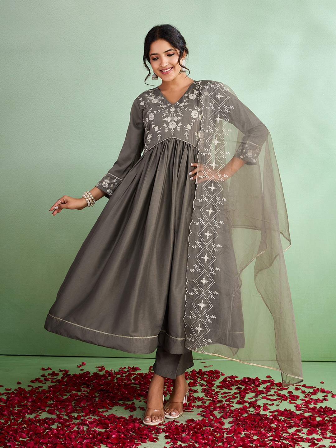 SUAAC Floral Yoke Design V-Neck Empire Thread Work A-Line Kurta With Trouser And Dupatta, Grey
SUAAC Floral Yoke Design V-Neck Empire Thread Work A-Line Kurta With Trouser And Dupatta, Grey