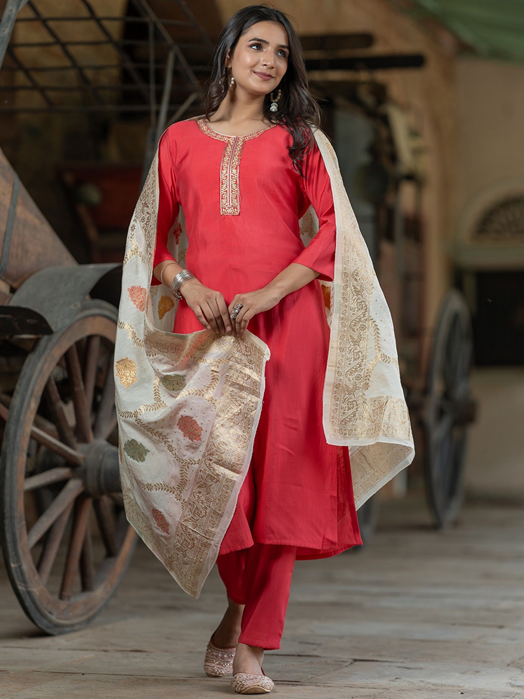 ASPORA Women Floral Embroidered Regular Sequinned Chanderi Silk Kurta with Trousers & With Dupatta, Pink
ASPORA Women Floral Embroidered Regular Sequinned Chanderi Silk Kurta with Trousers & With Dupatta, Pink