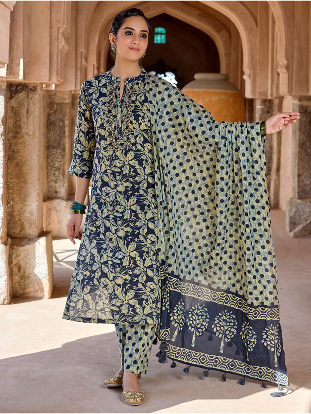 WOMEN PLUS Floral Printed Thread Work Pure Cotton Kurta With Trousers & Dupatta, Blue
WOMEN PLUS Floral Printed Thread Work Pure Cotton Kurta With Trousers & Dupatta, Blue