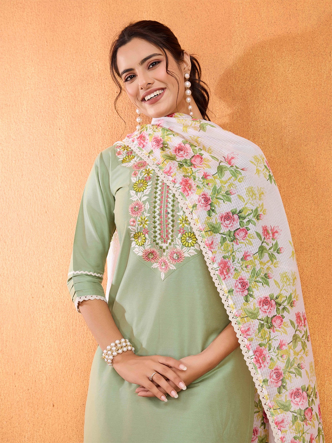 SUAAC Floral Embroidered Thread Work Straight Kurta With Trousers And Dupatta, Green
SUAAC Floral Embroidered Thread Work Straight Kurta With Trousers And Dupatta, Green