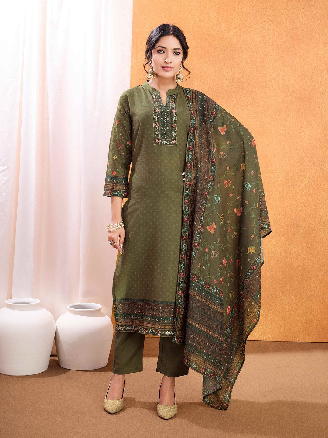 SUAAC Floral Printed Mandarin Collar Zari Straight Kurta With Trouser And Dupatta, Olive
SUAAC Floral Printed Mandarin Collar Zari Straight Kurta With Trouser And Dupatta, Olive