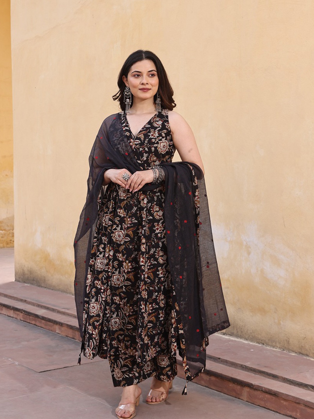 ASRUMO Floral Printed V-Neck Panelled Pure Cotton Anarkali Kurta With Trousers & Dupatta, Black
ASRUMO Floral Printed V-Neck Panelled Pure Cotton Anarkali Kurta With Trousers & Dupatta, Black