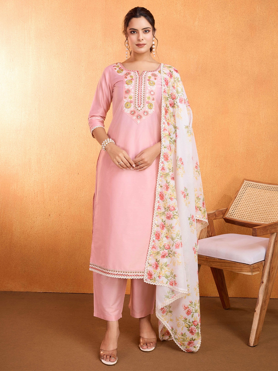 SUAAC Floral Embroidered Notch Neck Sequinned Straight Kurta With Trousers & Dupatta, Pink
SUAAC Floral Embroidered Notch Neck Sequinned Straight Kurta With Trousers & Dupatta, Pink