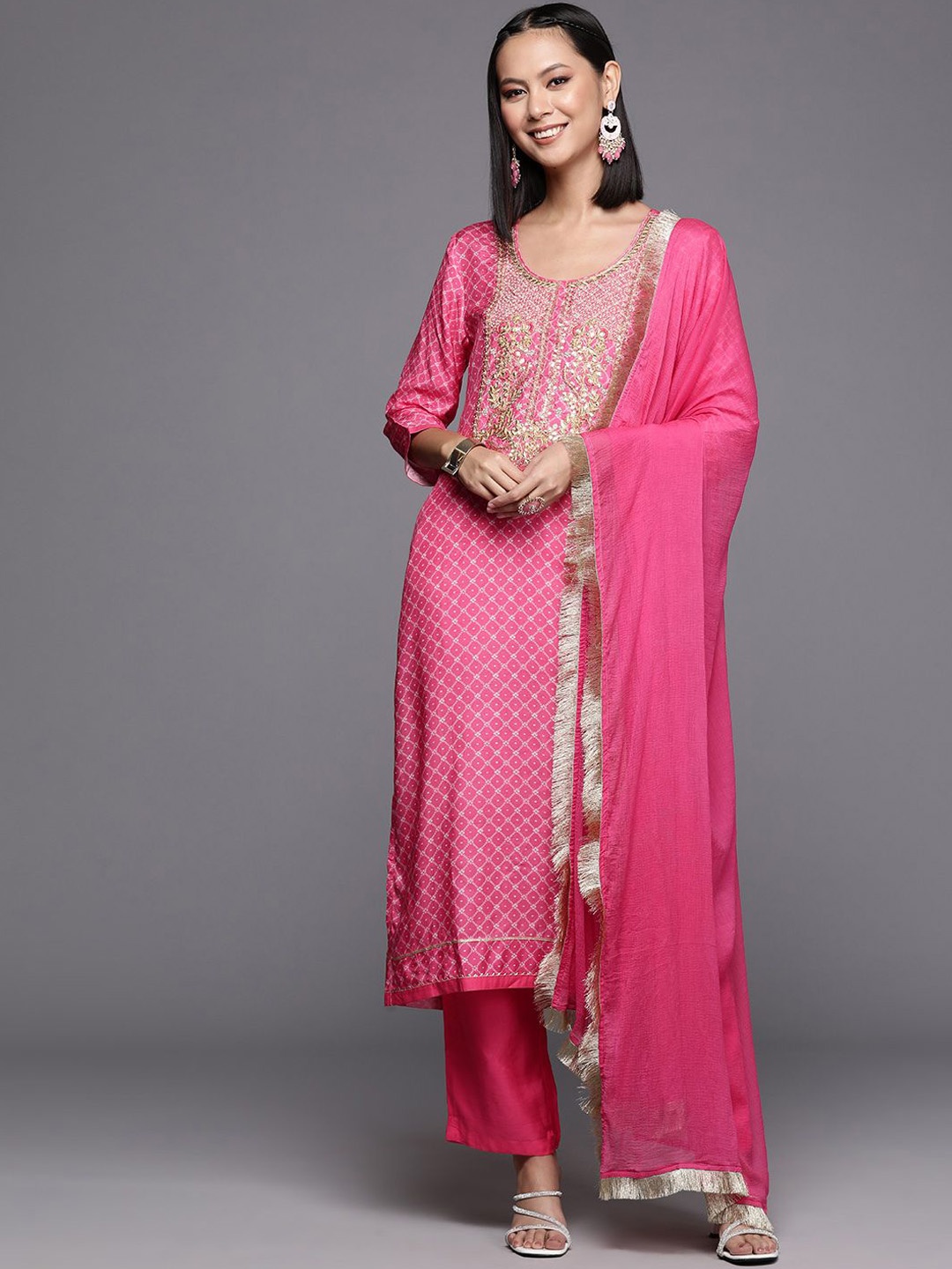 DIVASTRI Floral Embroidered Round Neck Sequinned Straight Kurta With Trousers & Dupatta, Pink
DIVASTRI Floral Embroidered Round Neck Sequinned Straight Kurta With Trousers & Dupatta, Pink