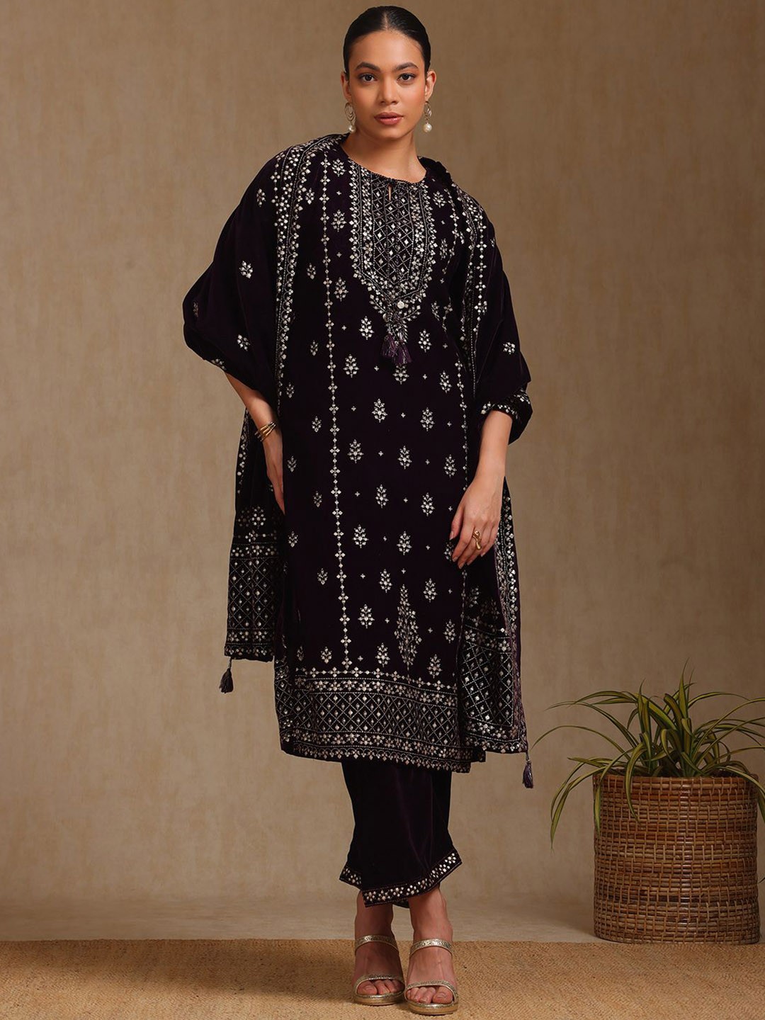 Soch Ethnic Motifs Printed Round Neck Straight Velvet Kurta With Trousers & Dupatta, Purple
Soch Ethnic Motifs Printed Round Neck Straight Velvet Kurta With Trousers & Dupatta, Purple