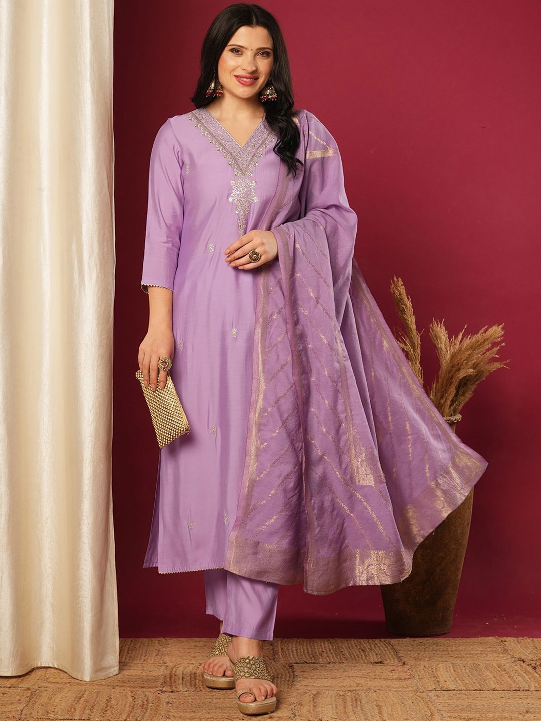 DIVASTRI Floral Embroidered Sequinned V-Neck Straight Kurta With Trousers And Dupatta, Purple
DIVASTRI Floral Embroidered Sequinned V-Neck Straight Kurta With Trousers And Dupatta, Purple