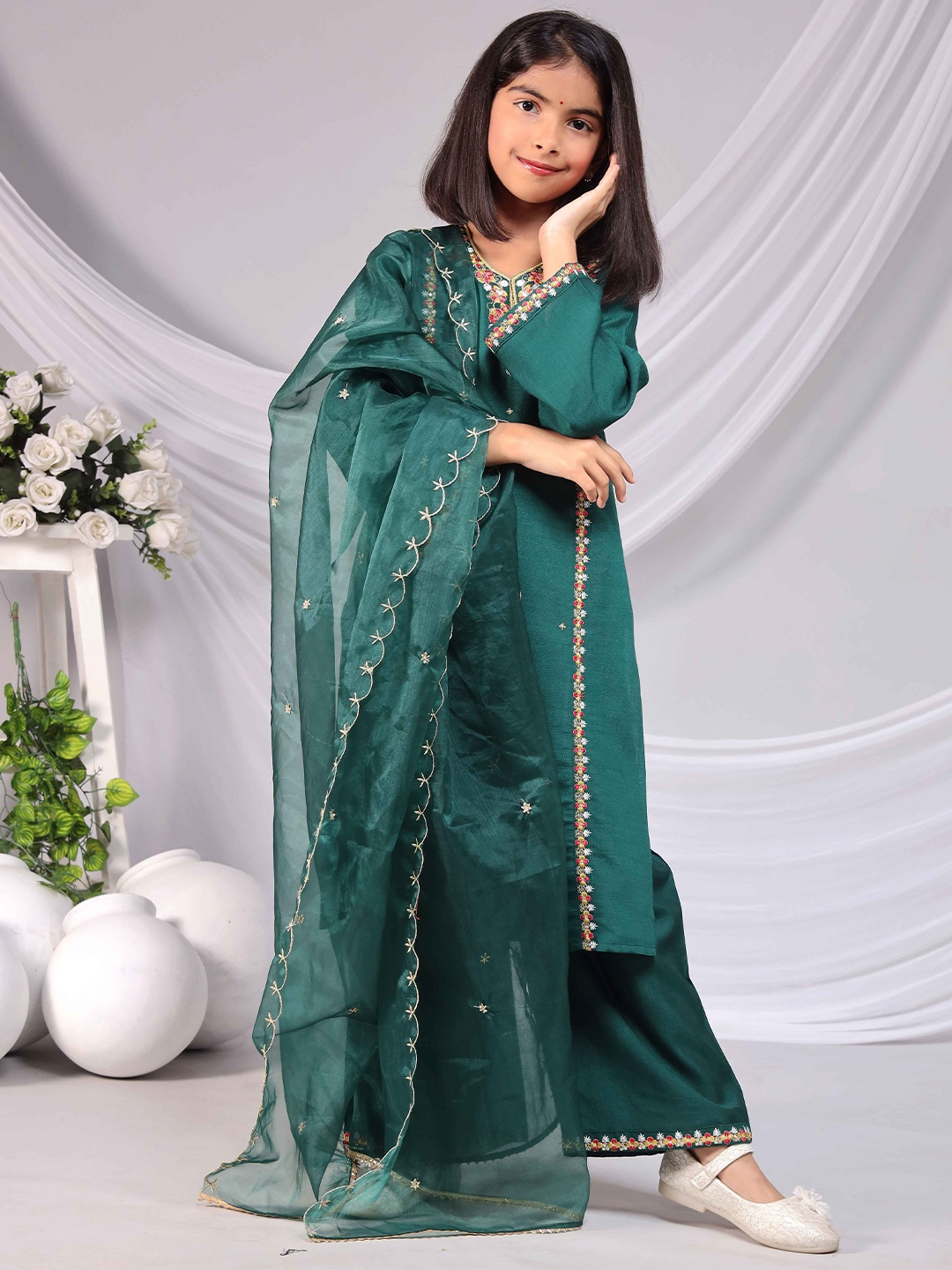 misbis Girls Floral Embroidered Notch Neck Panelled Straight Kurta With Palazzos & Dupatta, Green
misbis Girls Floral Embroidered Notch Neck Panelled Straight Kurta With Palazzos & Dupatta, Green