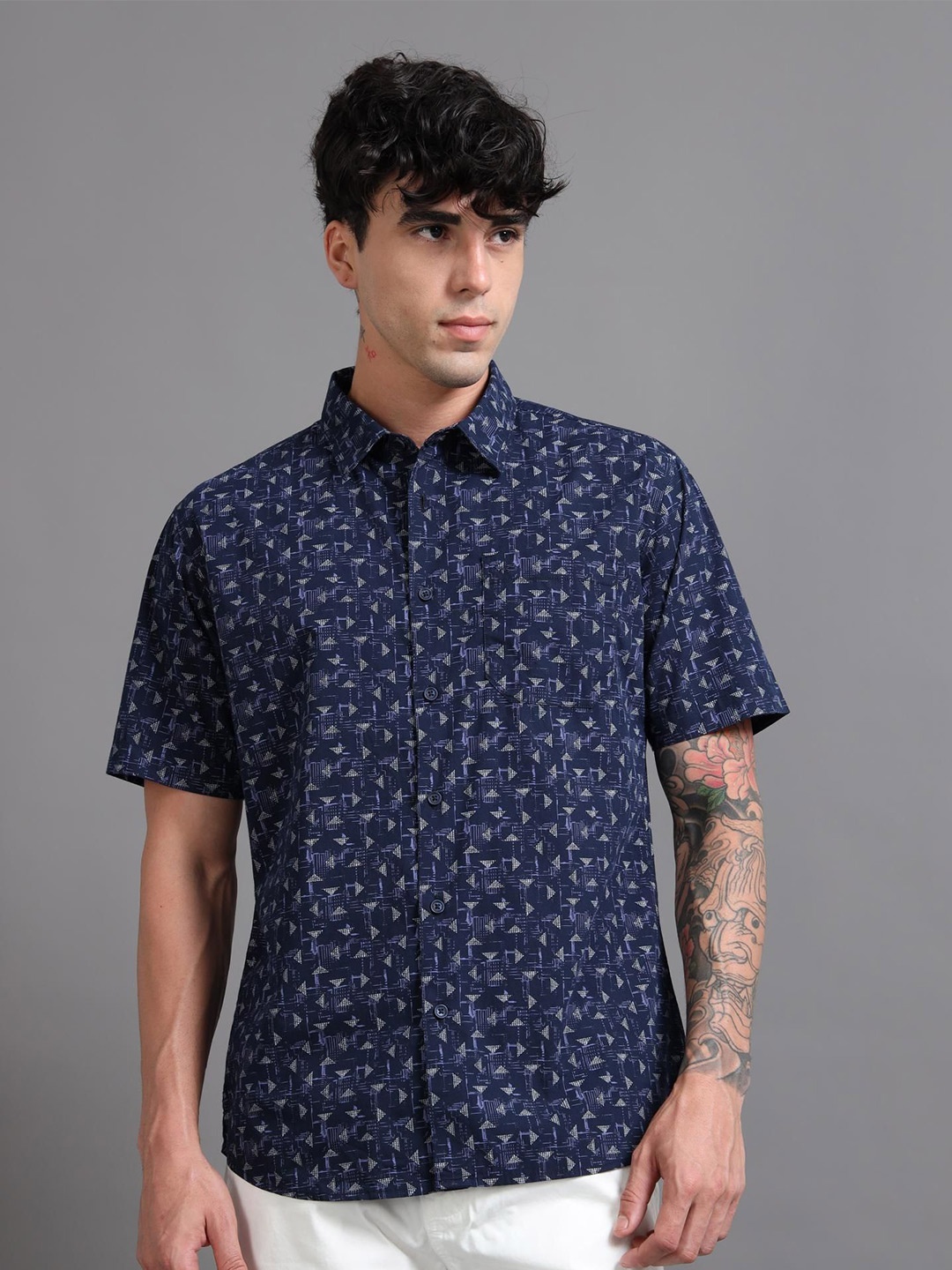 RIGS AND RAGS Men Premium Fit Spread Collar Geometric Printed Cotton Casual Shirt, Navy blue
RIGS AND RAGS Men Premium Fit Spread Collar Geometric Printed Cotton Casual Shirt, Navy blue